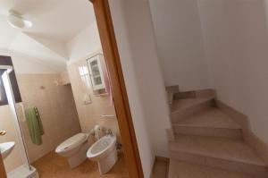 un baño con inodoro y lavabo en Villa Maldive del Salento, en Marina di Pescoluse 9 fotos más