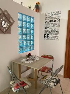 サンタ・マリア・ディ・カステッラバーテにあるLa Casettaのダイニングルームテーブル(椅子2脚付)、壁掛け時計