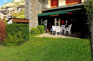 a group of chairs and tables on a patio at Chardín Bellvedé-Apartamentos Chardins in Cerler