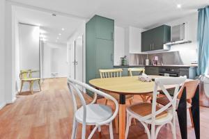 uma cozinha e sala de jantar com mesa e cadeiras em Flatista Homes - Central Station - 3BR em Munique