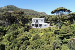 Gallery image of Frosty's Retreat - Great Barrier Island Home in Tryphena