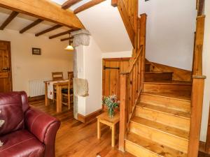 Posezení v ubytování Midfeather Cottage