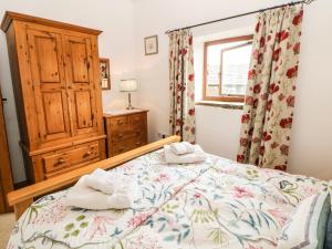 Postel nebo postele na pokoji v ubytování Midfeather Cottage