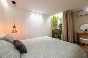 Tempat tidur dalam kamar di Downtown Albufeira 3-Bedroom Luxury Apartment