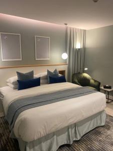 En eller flere senge i et værelse på فندق مساكن الجود