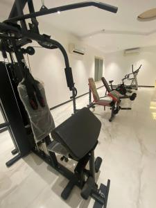 Het fitnesscentrum en/of fitnessfaciliteiten van فندق مساكن الجود