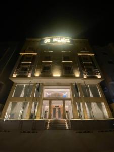 a tall building with lights on the front of it at فندق مساكن الجود in Al ‘Azīzīyah