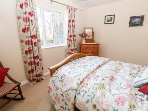 Giường trong phòng chung tại Hathaway Cottage