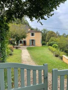 a white fence in front of a house at Maison Colette au coeur du périgord noir in Montignac