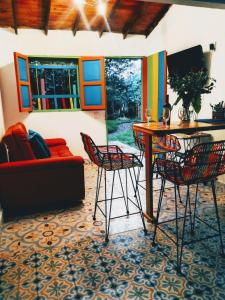 Galilea في سانتا إيلينا: غرفة معيشة مع طاولة وكراسي وأريكة