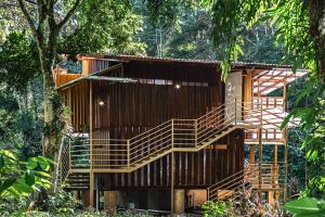 Ein Garten an der Unterkunft The Mimosas - Beautiful Unique Container Homes with Pool