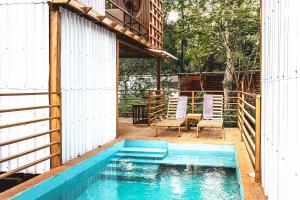 ein Swimmingpool im Hinterhof eines Hauses in der Unterkunft The Mimosas - Beautiful Unique Container Homes with Pool in Hone Creek