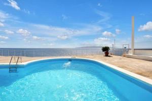 Basen w obiekcie Costa Isora Frontline & Pool By Paramount Holidays lub w pobliżu