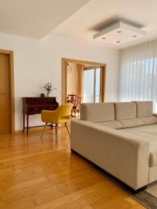 a living room with a couch and a table at Apartamento O Albuquerque - Centro Cidade Alcobaça in Alcobaça