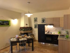 Colle del MarcheseにあるIl Borgo delle Stelleのキッチン(テーブル、椅子付)、ダイニングルーム