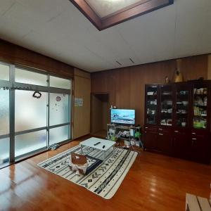 a living room with a table and a television at 民泊まったりん人 in Janadō