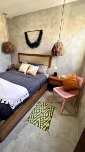 En eller flere senge i et værelse på Casa Changuito jungle-based villa in Tulum