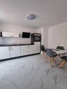 uma cozinha e sala de jantar com mesa e cadeiras em KM2 Apartment em Triberg