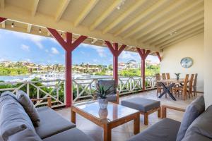 Rõdu või terrass majutusasutuses Spanish Water Marina Apartments