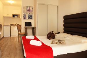 A bed or beds in a room at Adonis Aix en Provence