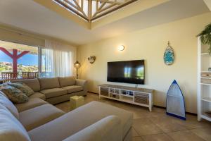 Televiisor ja/või meelelahutuskeskus majutusasutuses Spanish Water Marina Apartments