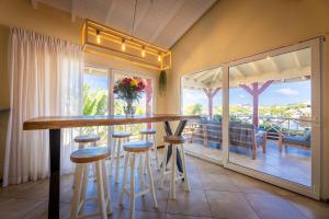 Rõdu või terrass majutusasutuses Spanish Water Marina Apartments