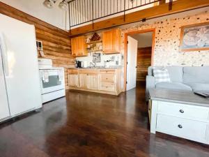 Gallery image of Private Mountain Cottage! King Bed * 8 Acres in Eastonville +5 photos