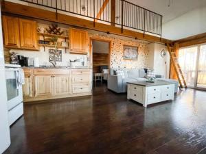 Nhà bếp/bếp nhỏ tại Private Mountain Cottage! King Bed * 8 Acres