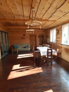 a dining room with a table in a log cabin at Milusia Muszyna in Muszyna +77 photos