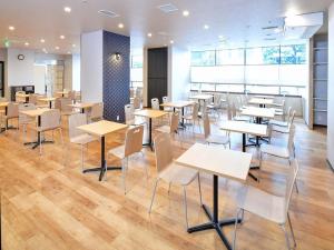 HOTEL MYSTAYS Kanazawa Katamachi tesisinde bir restoran veya yemek mekanı
