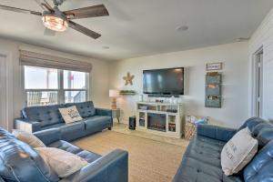 Un televizor și/sau centru de divertisment la Deck and Gulf Access Surfside Beach Home!