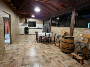 Habitación con mesa, sillas y barril. en Cabañas las brisas en La Banda