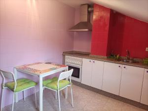 Kuchnia lub aneks kuchenny w obiekcie NAMASTÉ Avenida Compostela 6, 4B sin ascensor