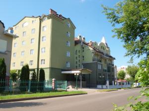a building on the side of a street at Gostevoy Dom Hotel in Rybinsk