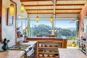 een keuken met een fornuis en een groot raam bij Starboard Sunset in Bodega Bay