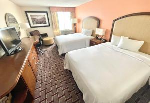 Postel nebo postele na pokoji v ubytování Fairbridge Hotel Cleveland East