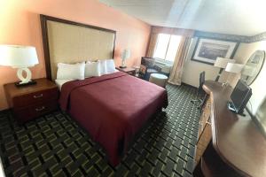 Postel nebo postele na pokoji v ubytování Fairbridge Hotel Cleveland East