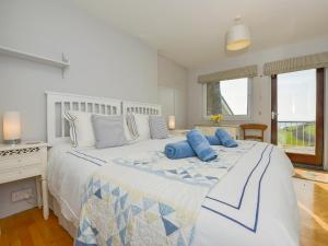 Postel nebo postele na pokoji v ubytování Ayrmer House