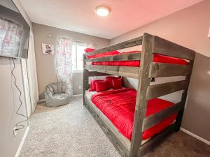 1 dormitorio con 2 literas con almohadas rojas en Pet Friendly Close to all Attractions. MTN Views!, en Colorado Springs