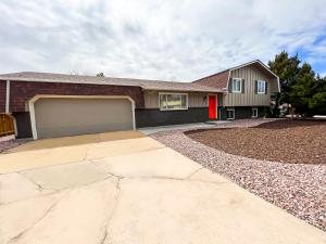 una casa con garaje y puerta roja en Pet Friendly Close to all Attractions. MTN Views!, en Colorado Springs