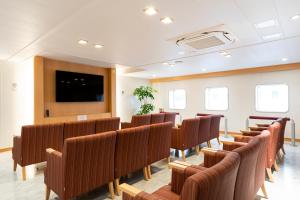 Sala de conferencias con sillas y TV de pantalla plana en Meimon Taiyo Ferry 2nd sailing from Osaka to Kitakyushu en Osaka