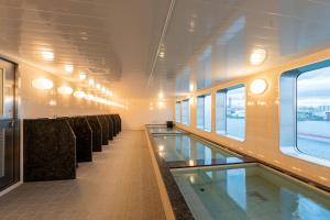 uma sala de jantar com uma piscina num comboio em Meimon Taiyo Ferry 2nd sailing from Kitakyushu to Osaka em Kitakyushu