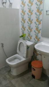 a bathroom with a toilet and a sink at Ouidee Resort in Na Noi
