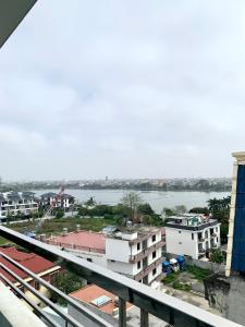 uitzicht op een rivier vanaf het balkon van een gebouw bij HOTEL Blue Rose in Hai Phong