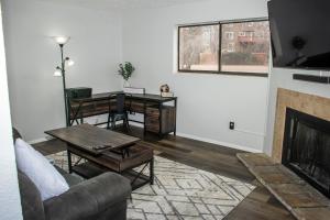 Seating area sa Lovely 2 bedroom! Close to All in a 4Plex