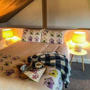 1 dormitorio con 1 cama con 2 lámparas en White Caps Kaikoura Farmstay en Kaikoura