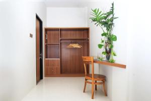 una stanza con tavolo, sedia e armadietto di The Jumbo Homestay a Kuta Lombok