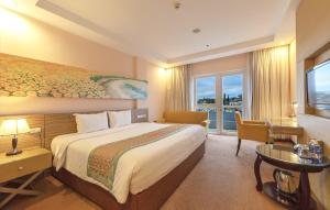 Rúm í herbergi á Vietsovpetro Hotel Dalat +37 myndir