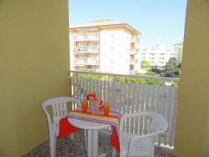 einen Tisch und zwei Stühle auf dem Balkon in der Unterkunft Apartment in Bibione with balcony in Bibione