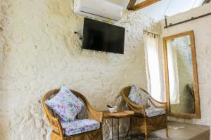 TV a/nebo společenská místnost v ubytování Chanteak Bali - Stone House 2